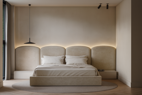 Minimalistisch beige headboard op maat met afgeronde panelen en zachte indirecte verlichting